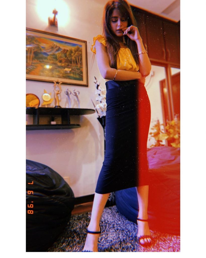 Aima Baig is a True Poser – Best Pictures in High Quality