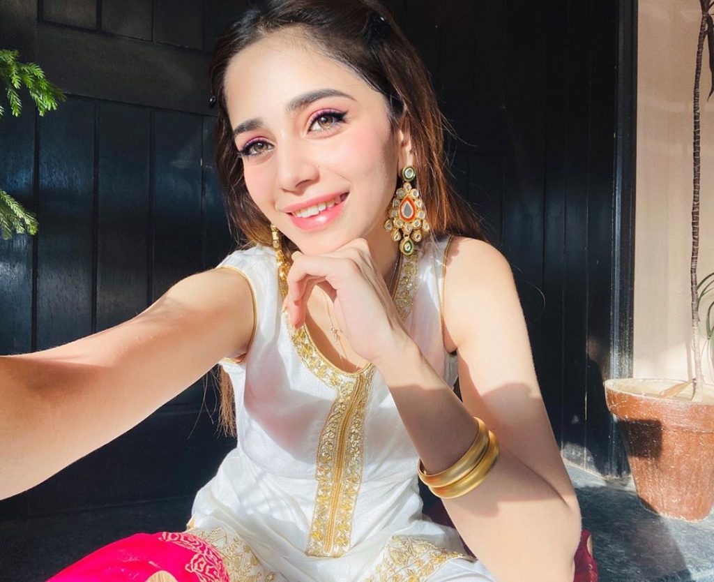 Aima Baig is a True Poser – Best Pictures in High Quality