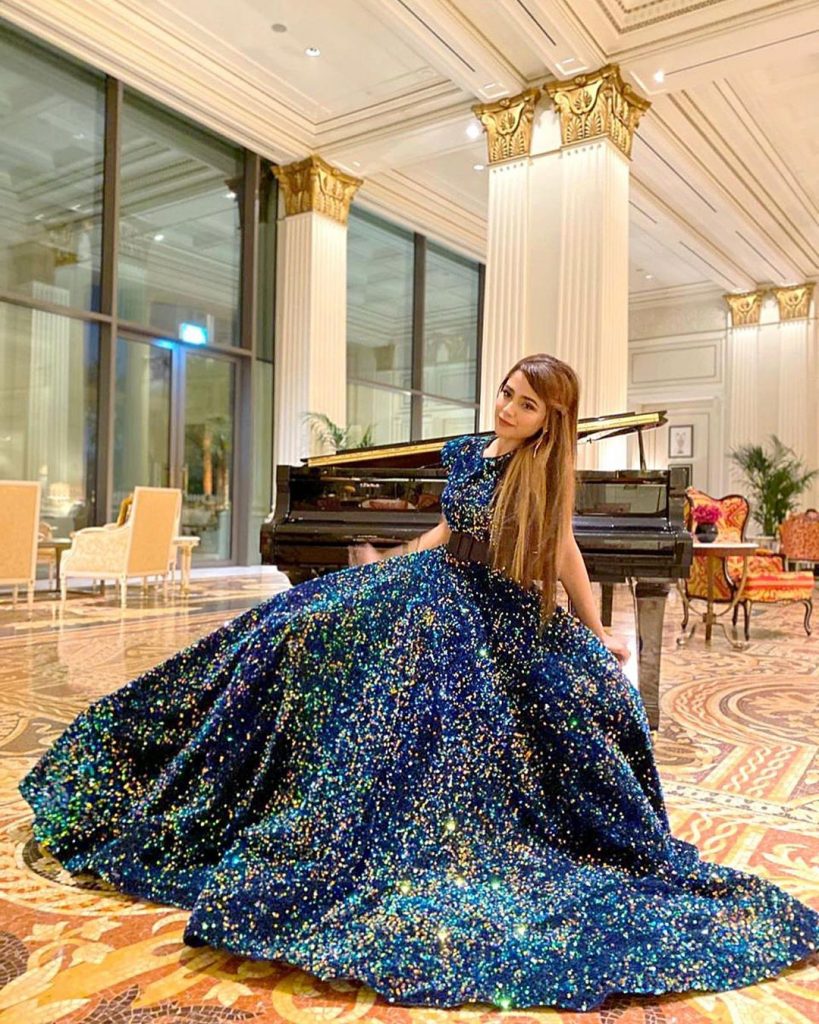 Aima Baig is a True Poser – Best Pictures in High Quality