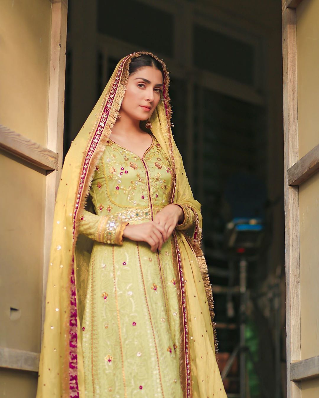 Ayeza Khan on the Sets of her Drama Mehar Posh | Reviewit.pk