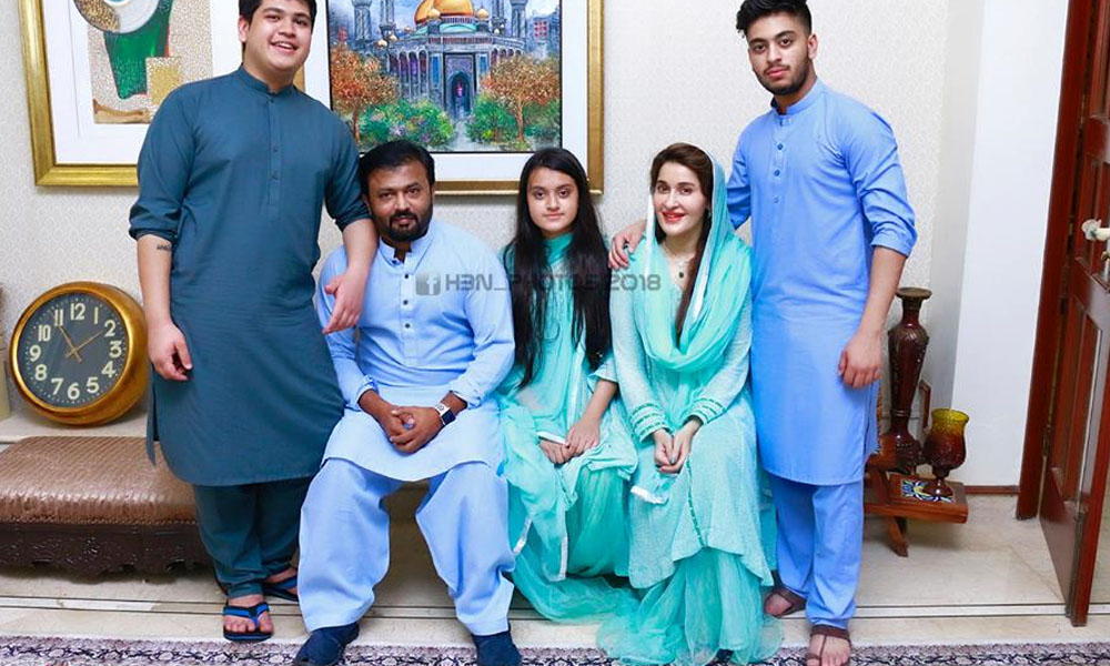 Lovely Pictures of Shaista Lodhi with her Immediate Family | Reviewit.pk