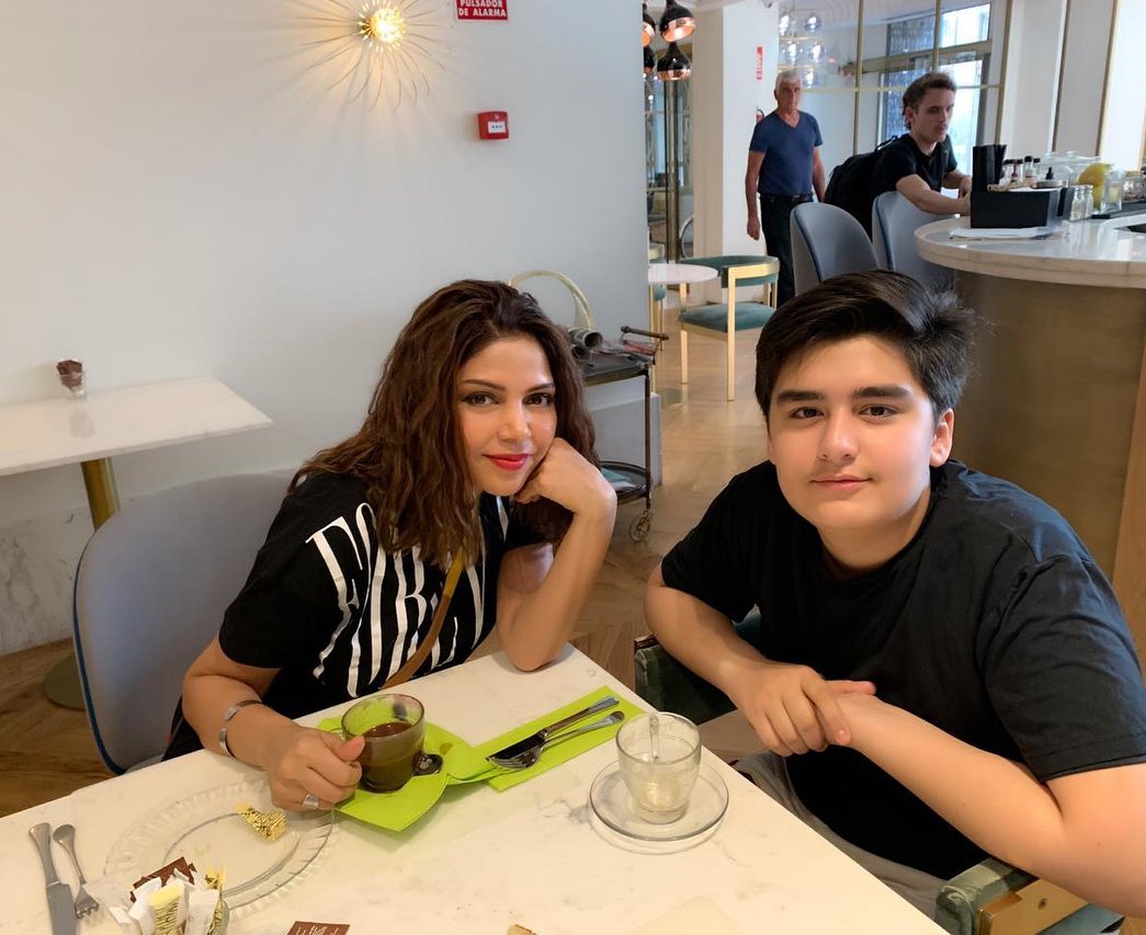 Hadiqa Kiani Latest Beautiful Clicks with her Son