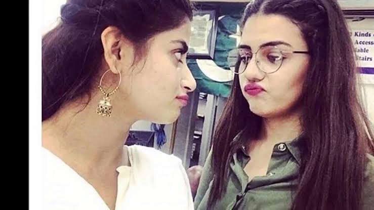 Zara Noor Abbas Sings A Beautiful Song For BFF Sajal Aly