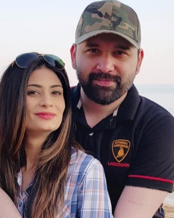 Stunning Pictures of Madiha Iftikhar With Husband