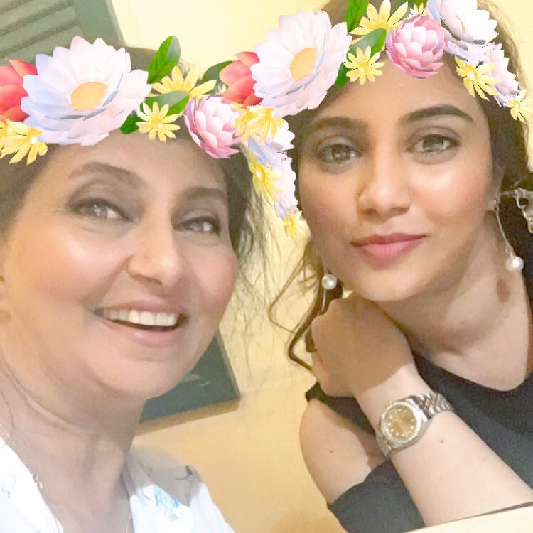 Beautiful Pictures of Mina Tariq With Mommy Rubina Ashraf