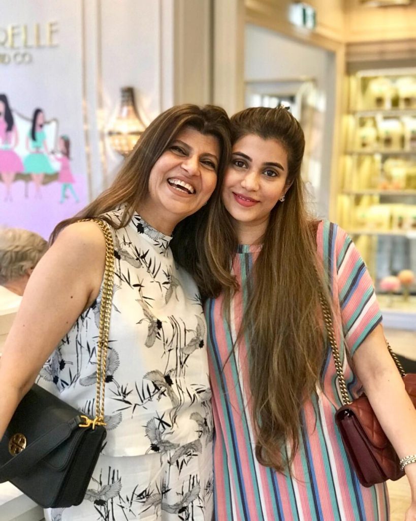 Beautiful Pictures of Mina Tariq With Mommy Rubina Ashraf