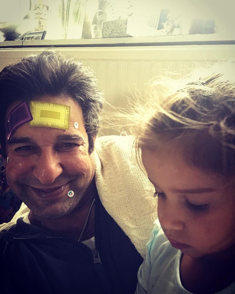 Beautiful Pictures of Wasim Akram with Wife and Kids