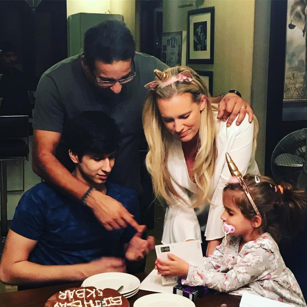 Beautiful Pictures of Wasim Akram with Wife and Kids