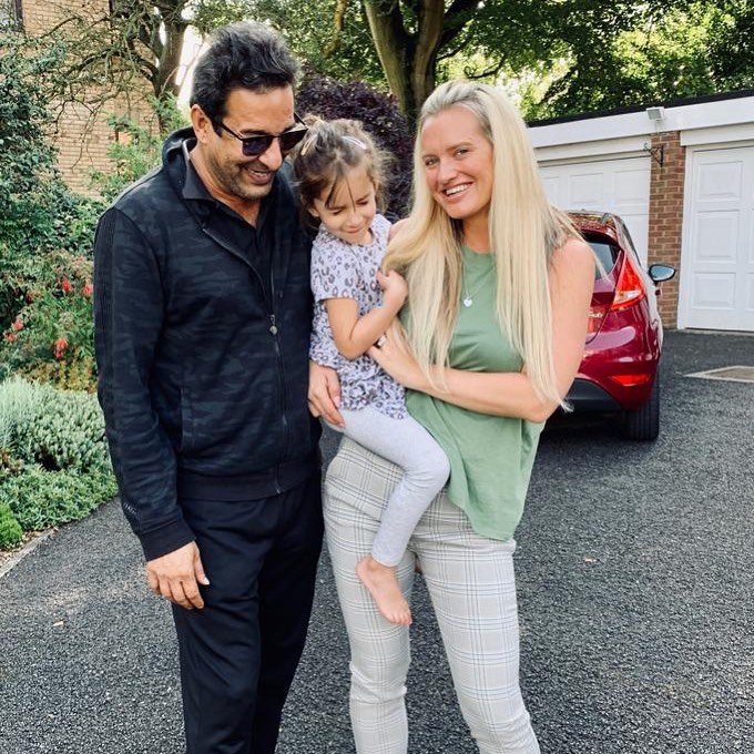 Beautiful Pictures of Wasim Akram with Wife and Kids