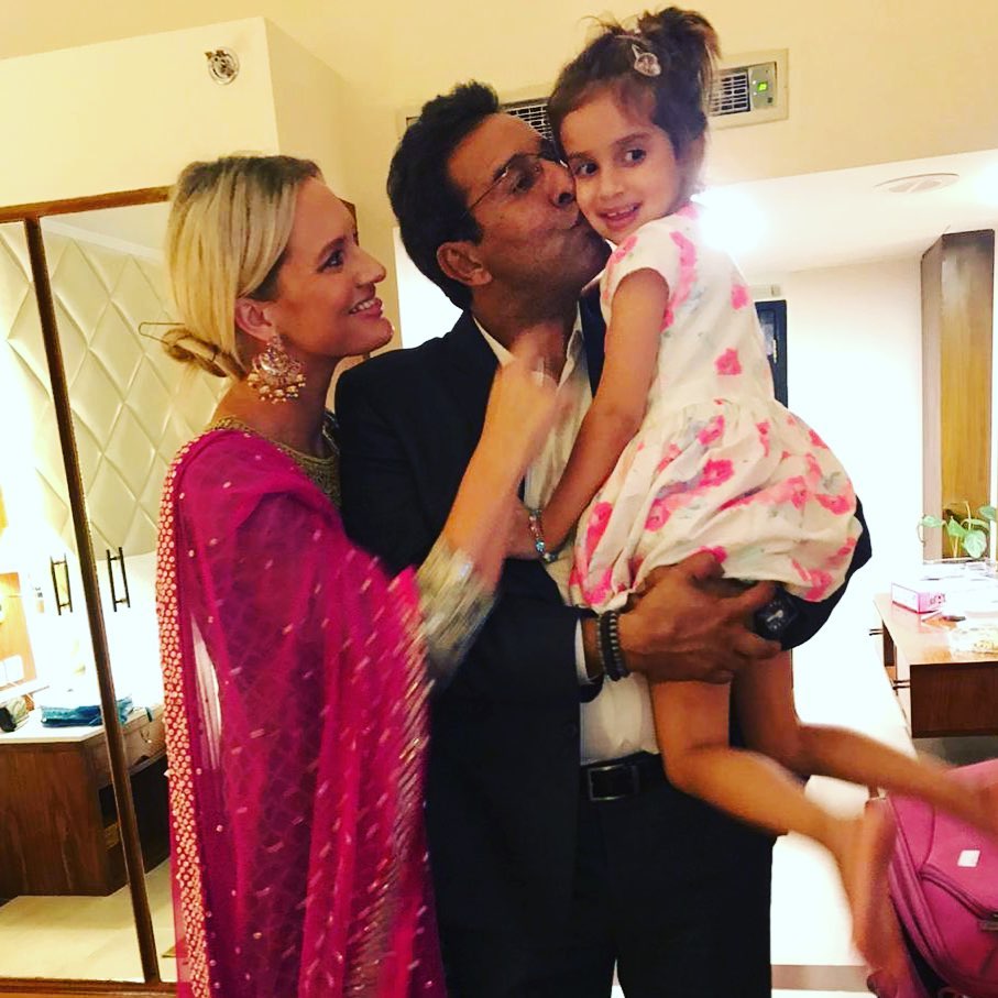 Beautiful Pictures of Wasim Akram with Wife and Kids