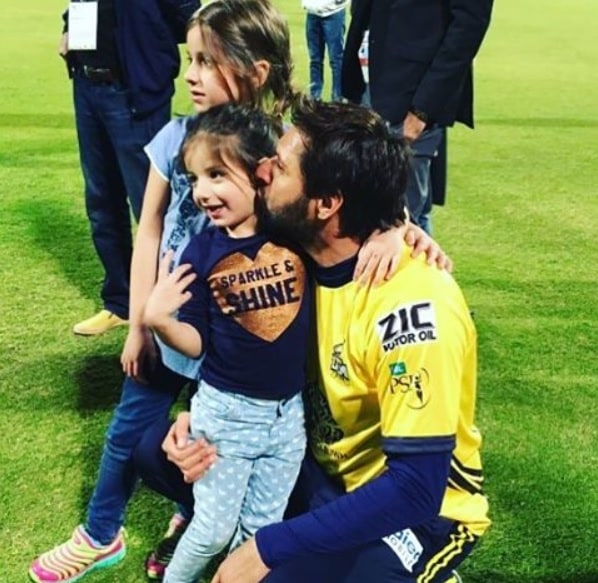 Adorable Video Of Shahid Afridi With His Little Daughter