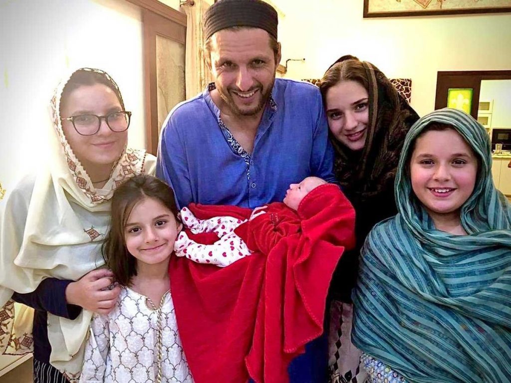 Adorable Video Of Shahid Afridi With His Little Daughter