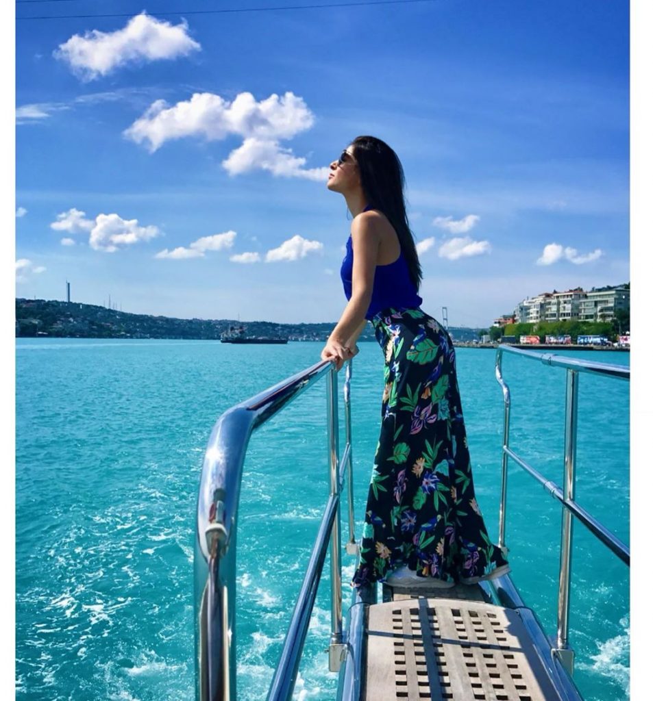 Ayesha Omar Shares Pictures Of Her Travelling Days | Reviewit.pk