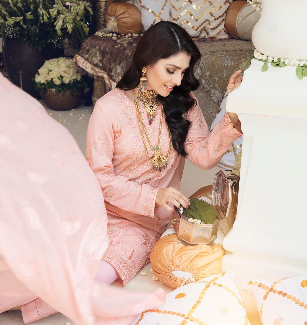 Ayeza Khan Looking Gorgeous in These Beautiful Dresses