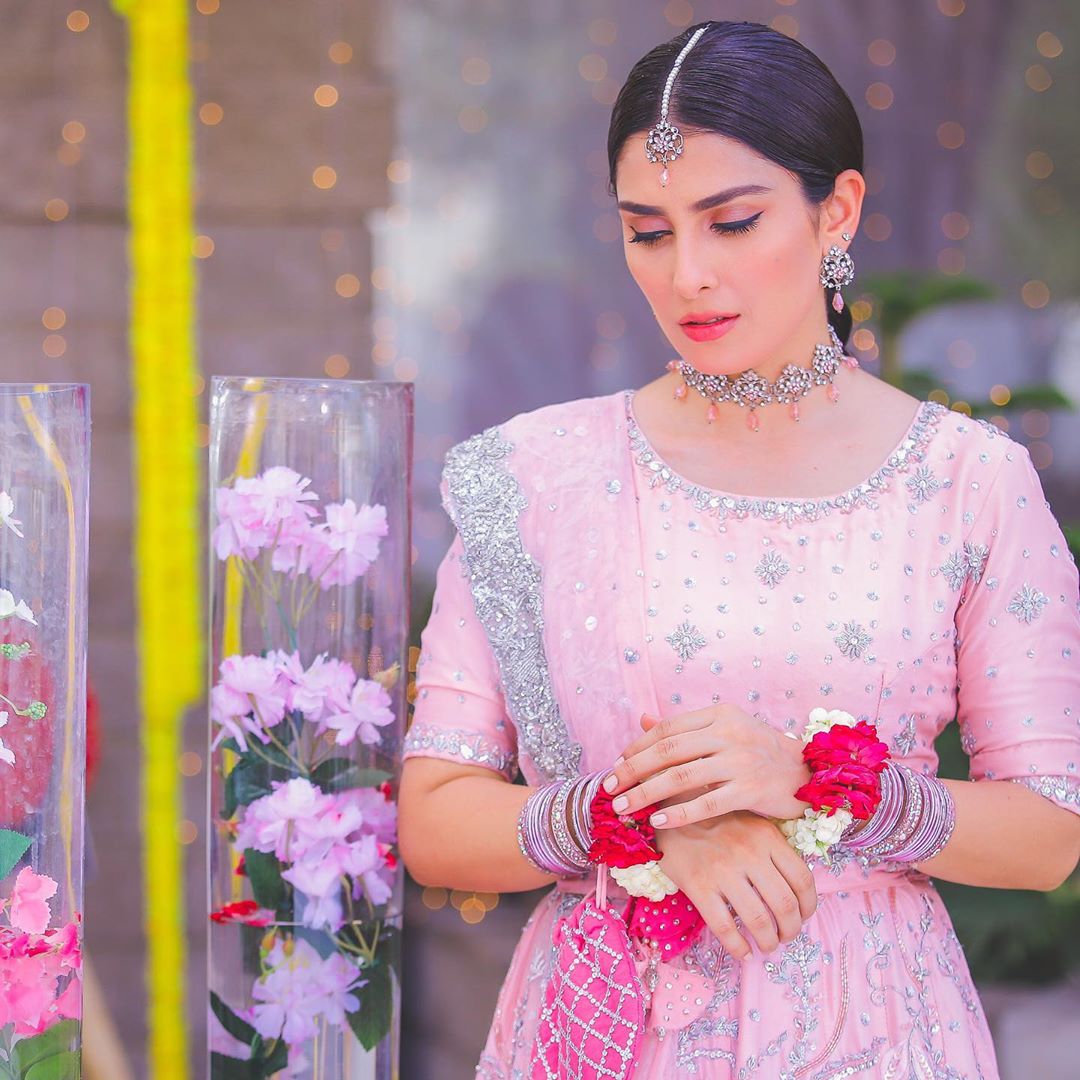 Ayeza Khan Beautiful Photo Shoot from Drama Serial Mehar Posh