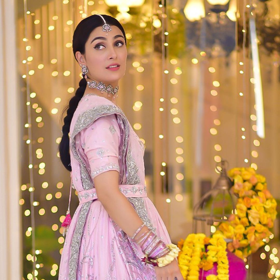 Ayeza Khan Beautiful Photo Shoot from Drama Serial Mehar Posh