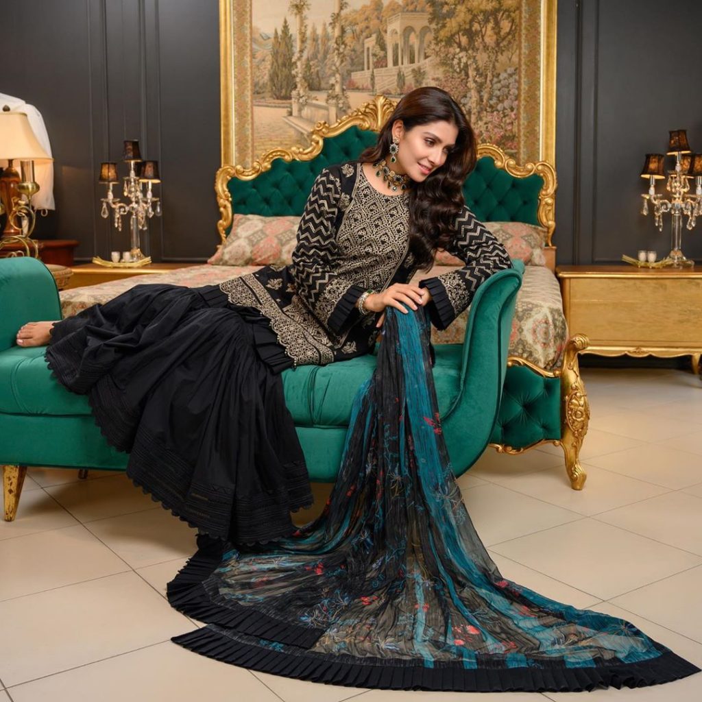 Ayeza Khan Looks Ravishing In Latest Lawn Shoot