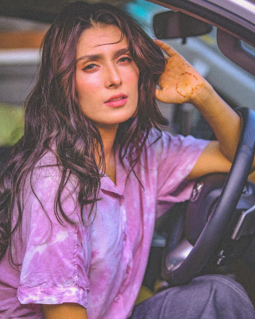 Ayeza Khan Looks Ravishing In Latest Lawn Shoot