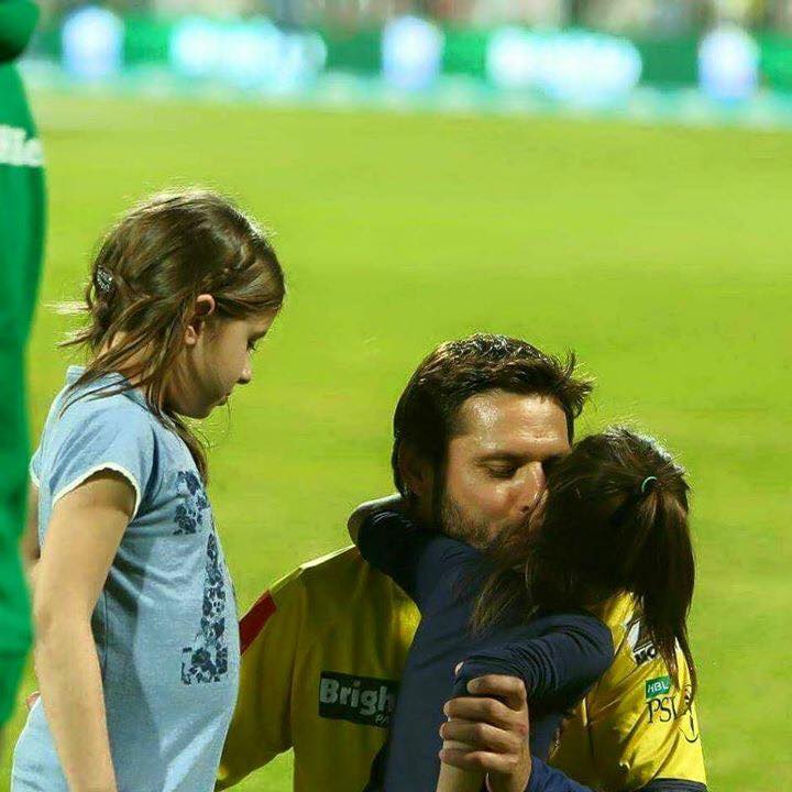 Adorable Video Of Shahid Afridi With His Little Daughter