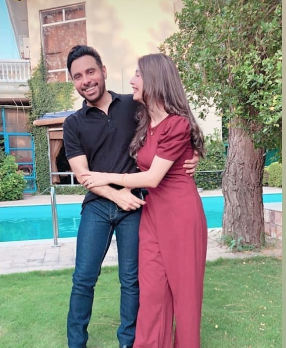 Haroon Rashid Posted Stunning Pictures With Wife