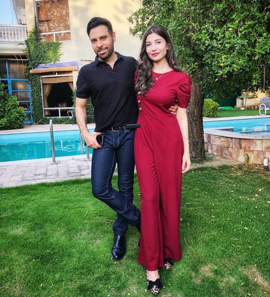 Haroon Rashid Posted Stunning Pictures With Wife