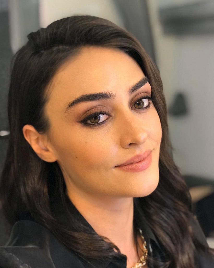 Esra Bilgiç Trying Out Pakistani Food