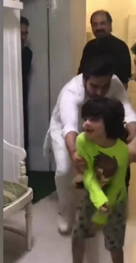 Cute Video Of Yasir Nawaz's Son Balaaj And Humayun Saeed