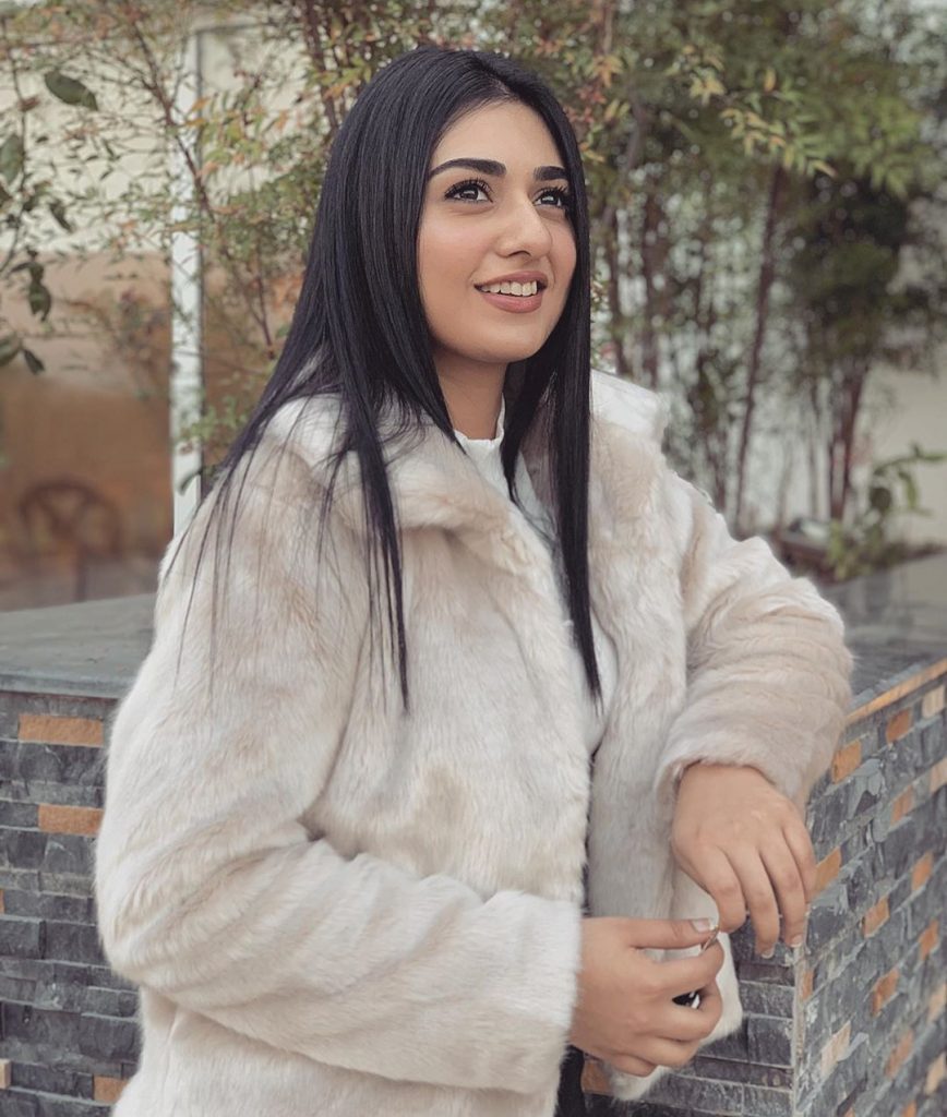 Sarah Khan is Being Trolled For Wearing ' Shopper'