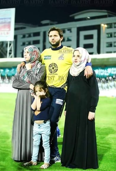 Adorable Video Of Shahid Afridi With His Little Daughter