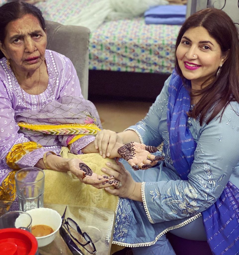 Dazzling Pictures of Shagufta Ejaz with Her Family