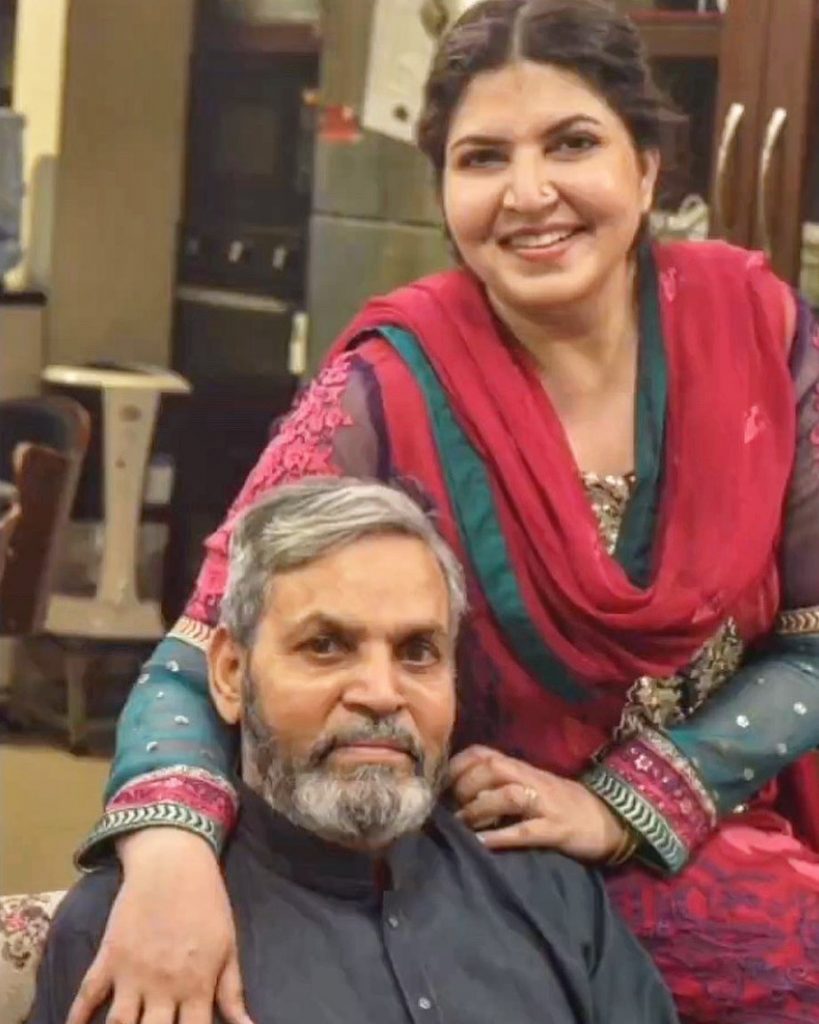 Dazzling Pictures of Shagufta Ejaz with Her Family