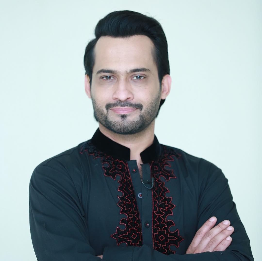 25 Styles of Waqar Zaka That Helped Him Evolved as a Star | Reviewit.pk