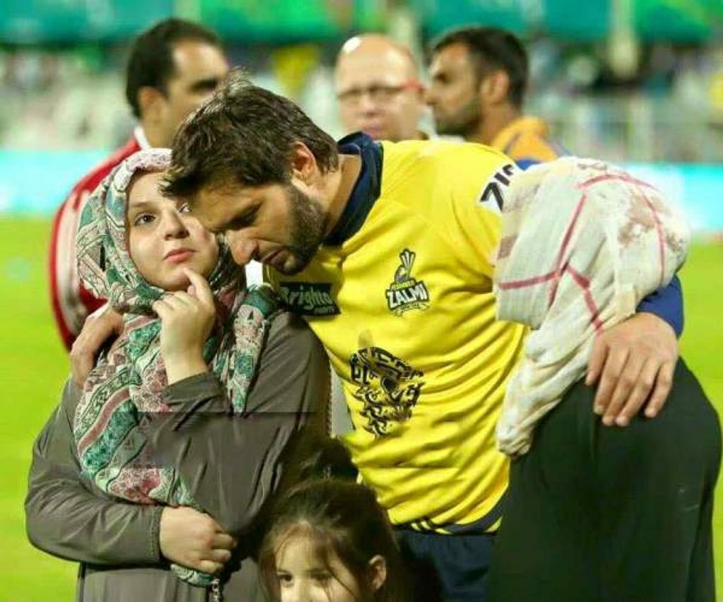 Adorable Video Of Shahid Afridi With His Little Daughter