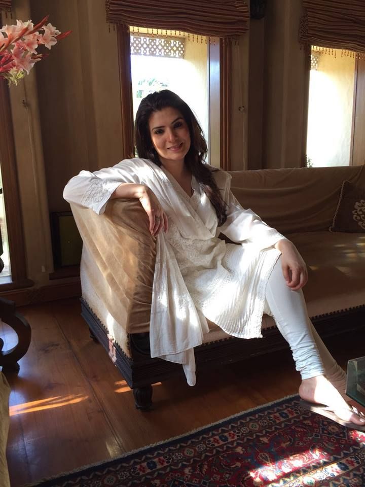 Adorable Pakistani Actresses Wear White Elegantly