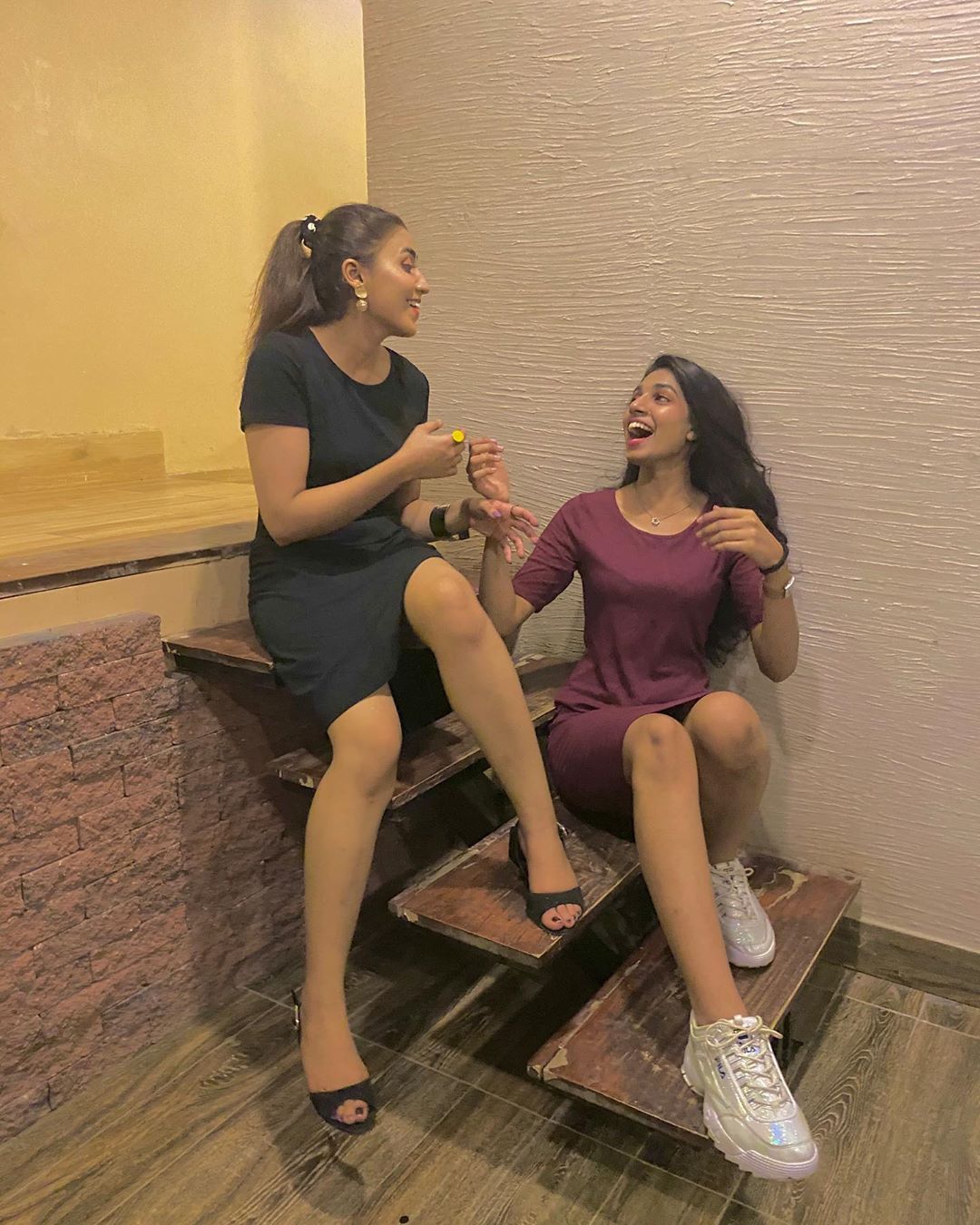 Actress Anumta Qureshi Latest Pictures with her Friends and Family