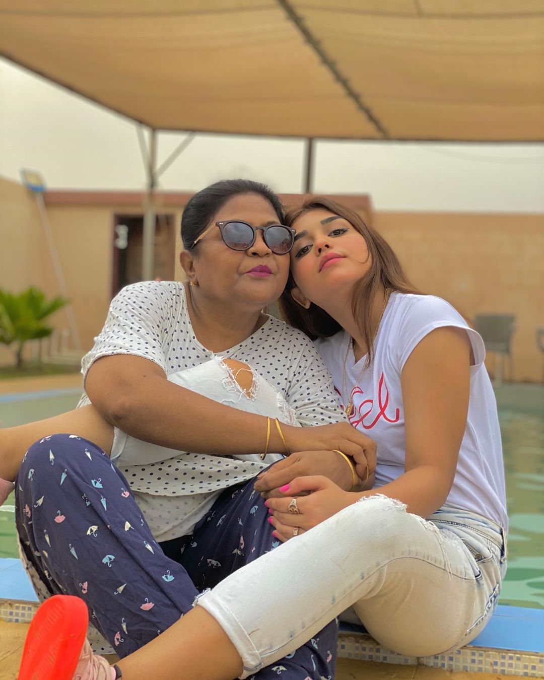 Actress Anumta Qureshi Latest Pictures with her Friends and Family