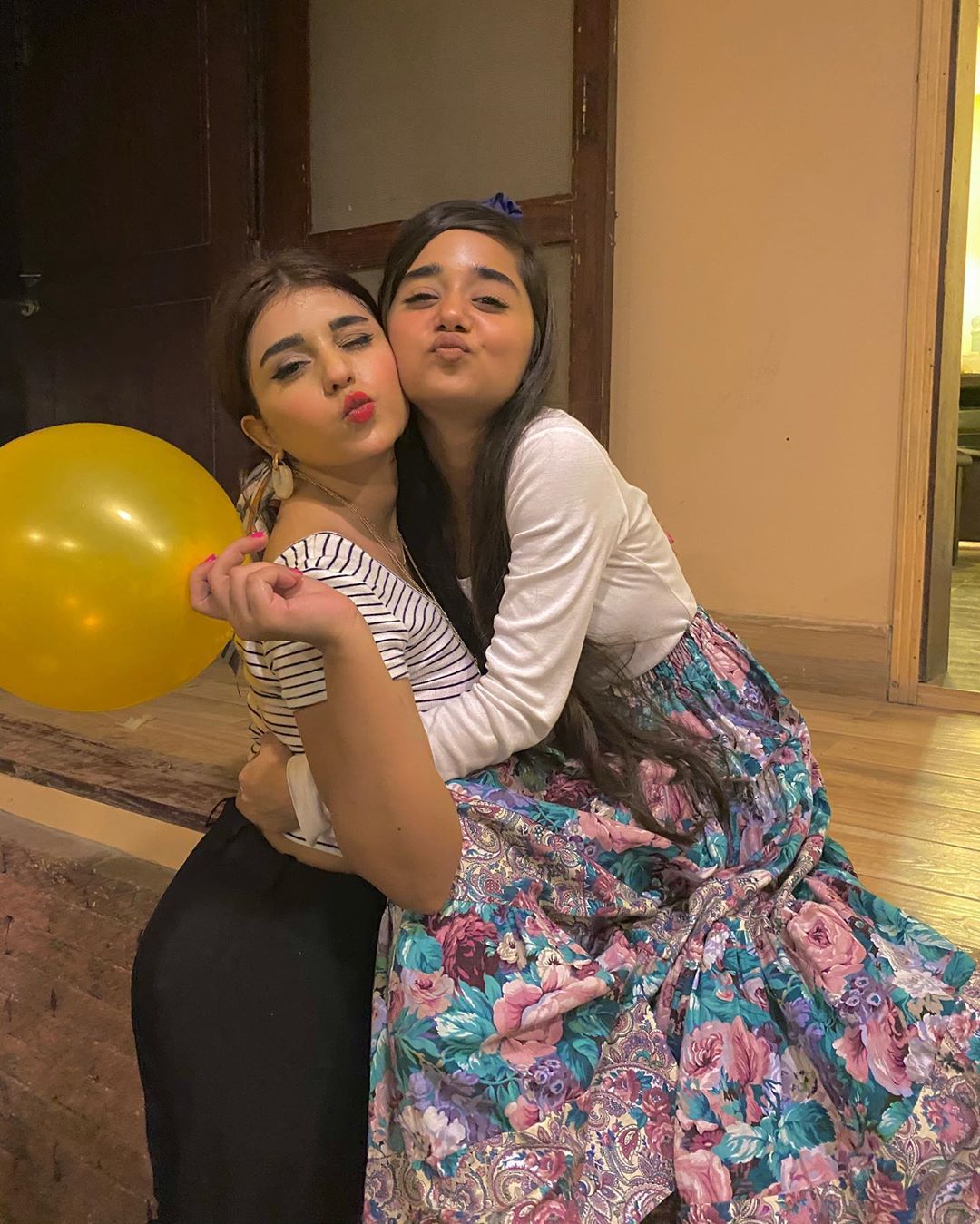 Actress Anumta Qureshi Latest Pictures with her Friends and Family