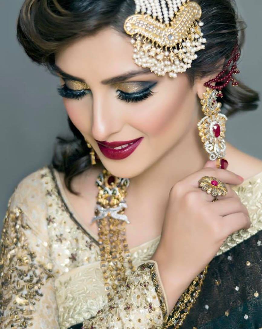 10 Worst Make-up Looks of Ayeza Khan