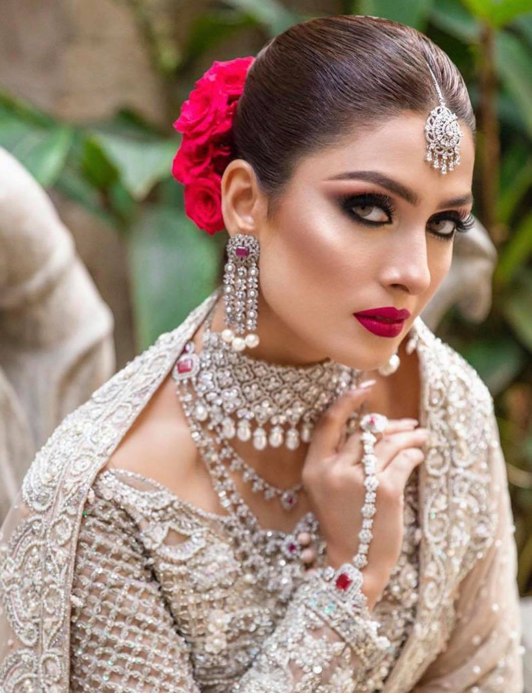 10 Worst Make-up Looks of Ayeza Khan