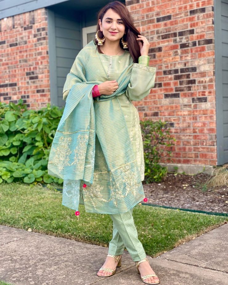 Beautiful Eid ul Adha Pictures of Pakistani Celebrities 2020 | Reviewit.pk