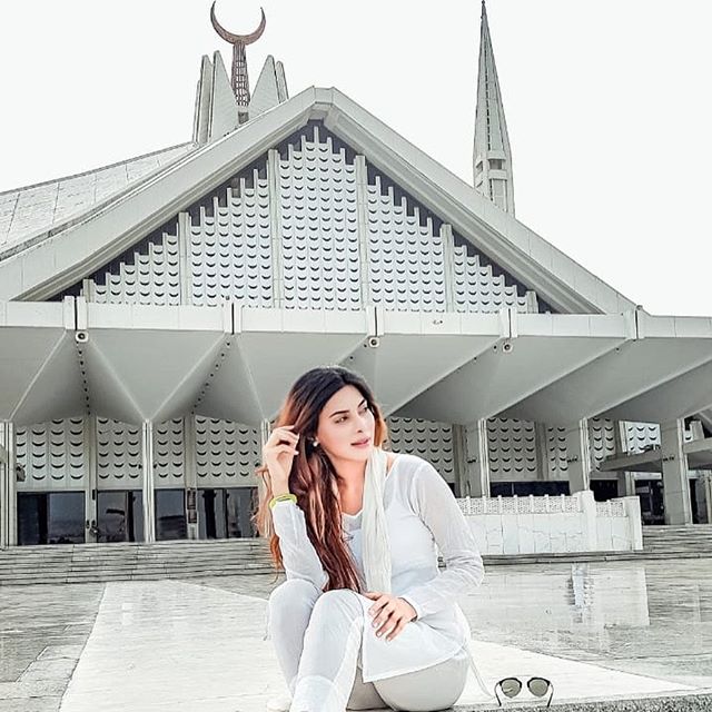 Eshal Fayyaz Criticized For Her Pictures In Mosque