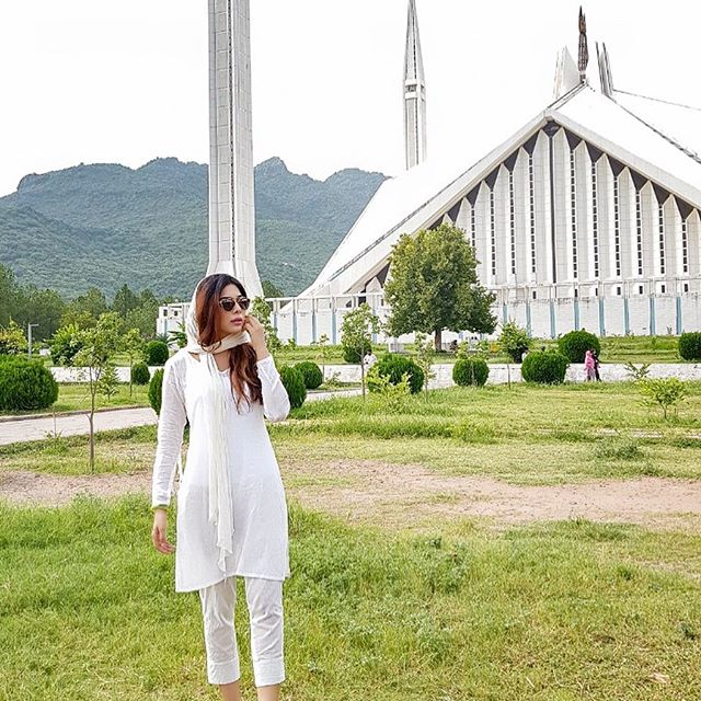 Eshal Fayyaz Criticized For Her Pictures In Mosque