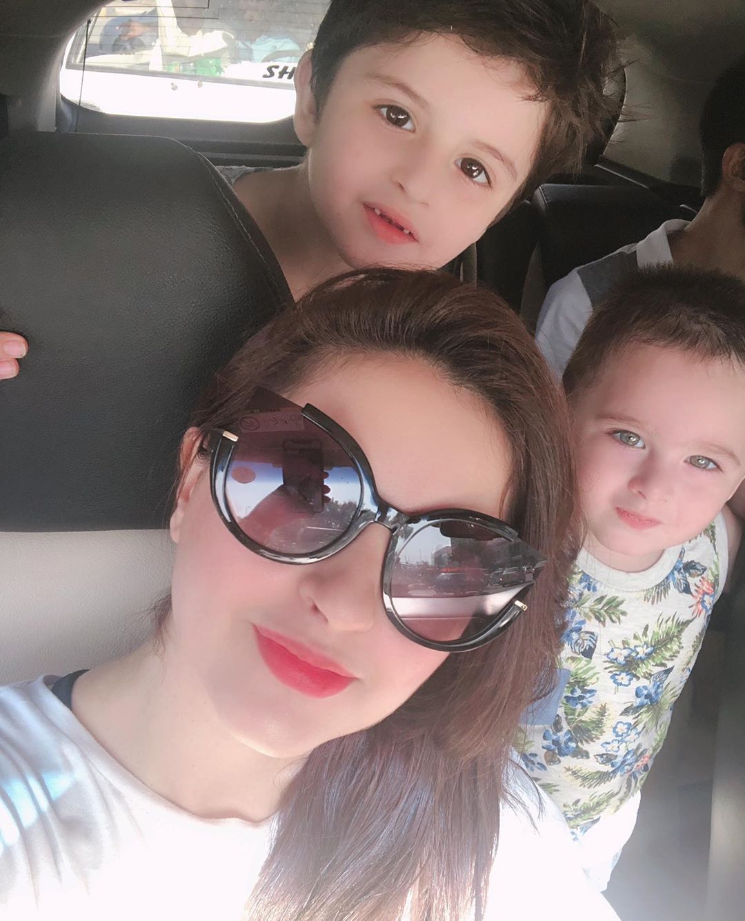 Fatima Effendi and Kanwar Arsalan Pictures from Beach