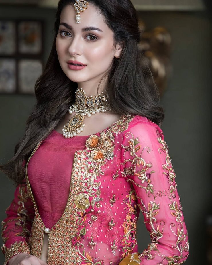 Hania Amir Looks Magnificent In Latest Shoot | Reviewit.pk
