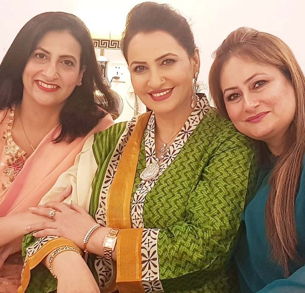 Here Are Happy Pictures Of Saba Faisal With Her Family