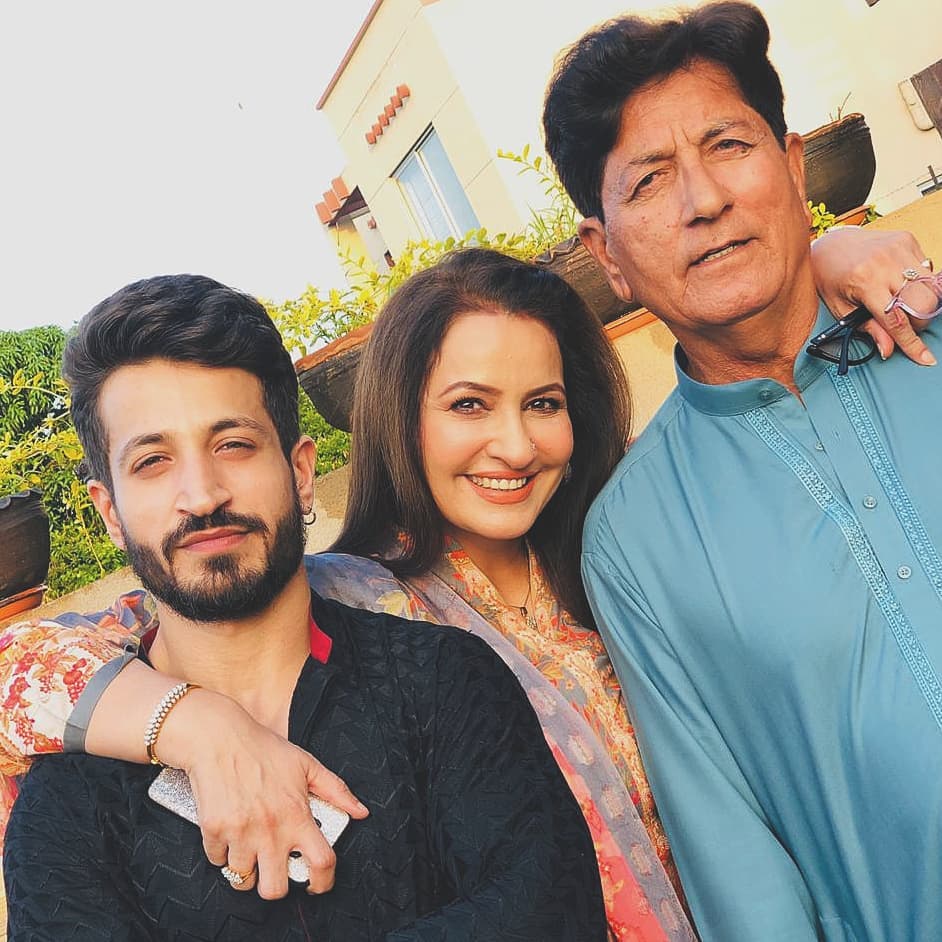 Here Are Happy Pictures Of Saba Faisal With Her Family