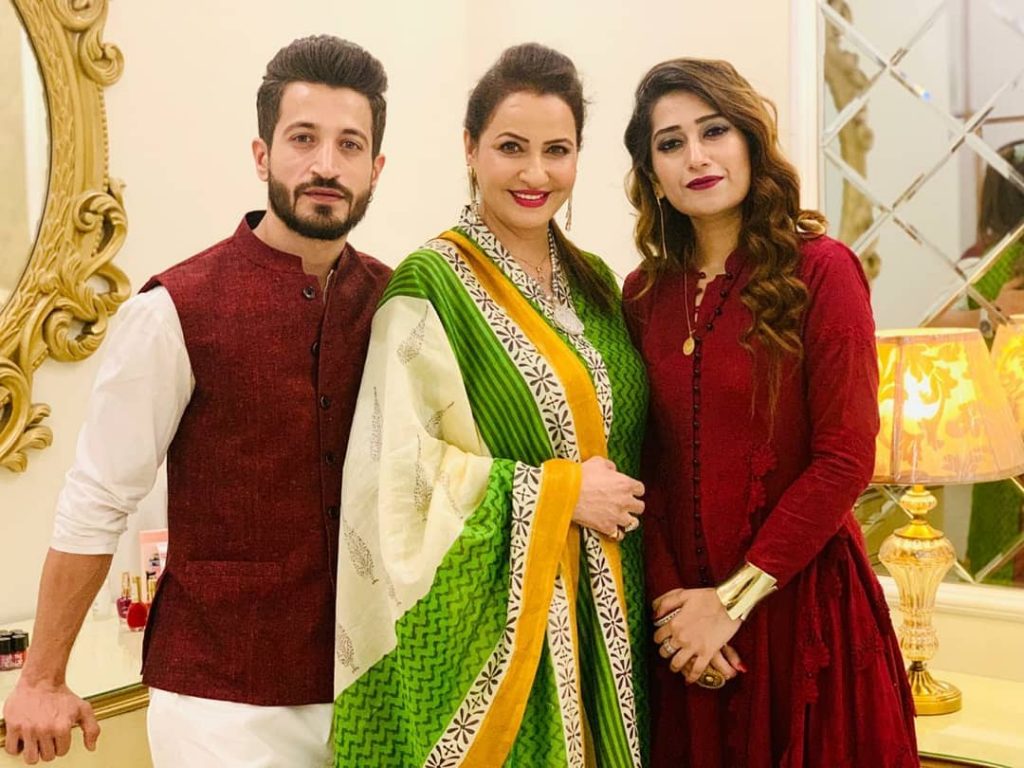 Here Are Happy Pictures Of Saba Faisal With Her Family