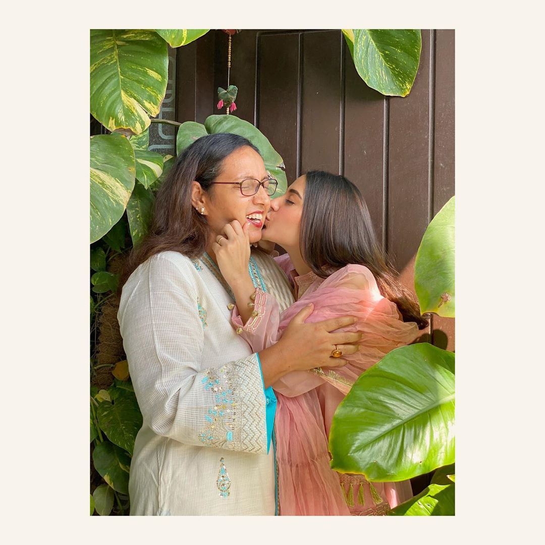 Iqra Aziz Beautiful Clicks with her Mother