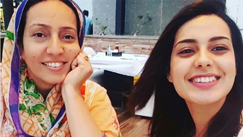 Iqra Aziz Beautiful Clicks with her Mother