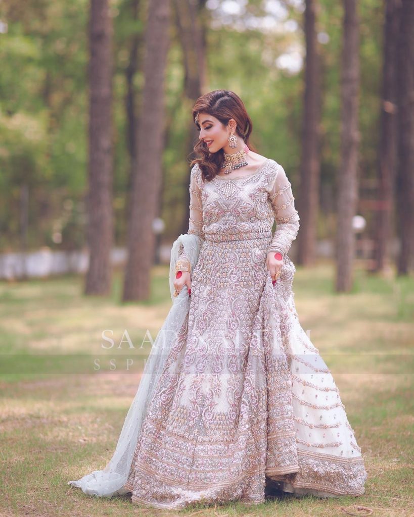 Kinza Hashmi Looks Elegant In Latest Bridal Shoot | Reviewit.pk